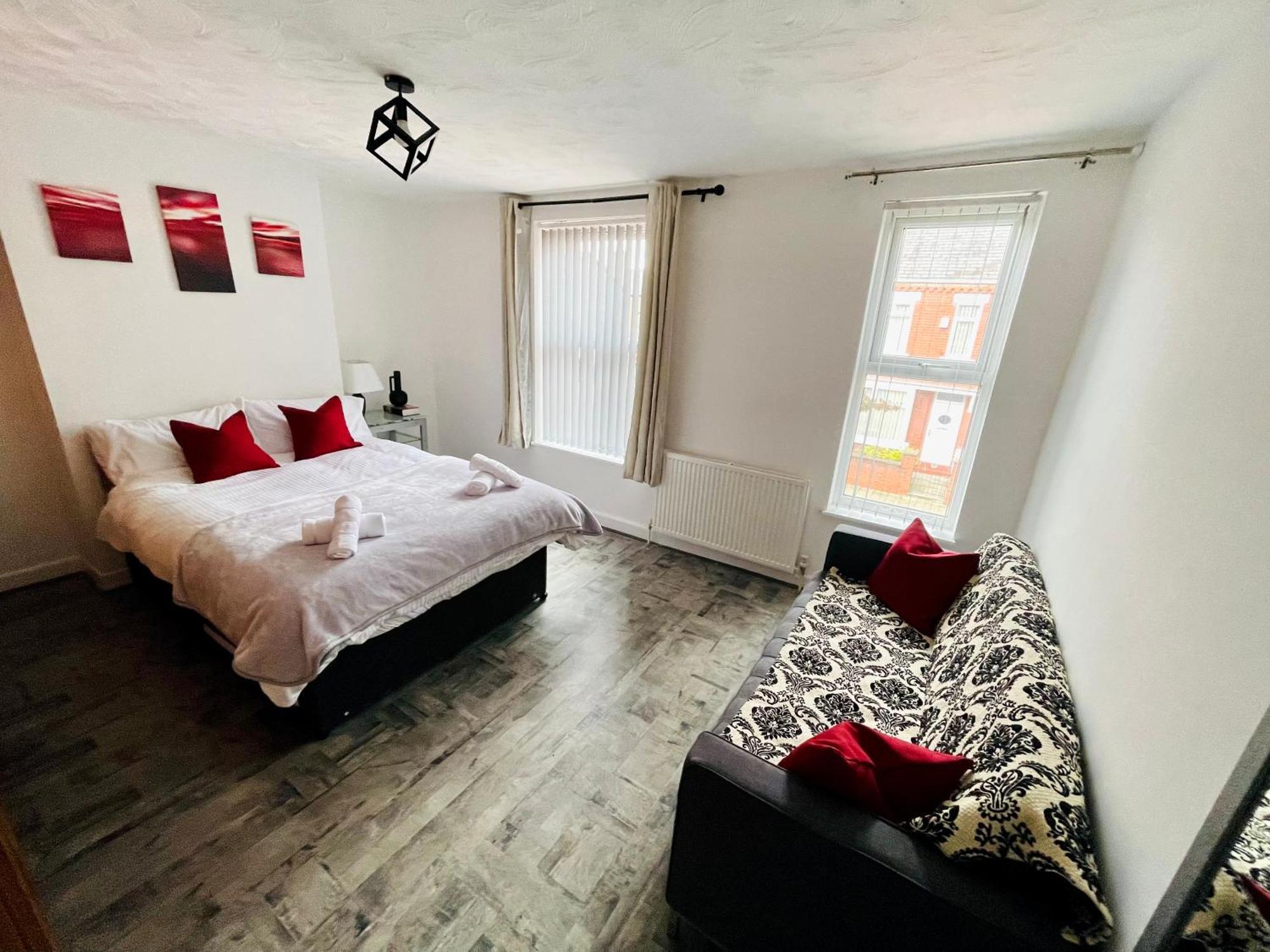 Apartment 2 Double Bedroom Private, Close To Old Trafford & City Centre *